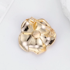 Vue arrière de la broche fleur de coquelicot dorée avec mécanisme d'épingle en alliage