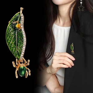 Spilla creativa a foglia di ragno in smalto verde con strass scintillanti e placcatura