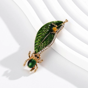 Spilla creativa con insetti e foglie con smalto verde e strass scintillanti accessorio