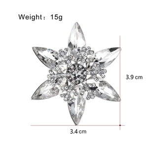 Broche flocon de neige argentée avec cristaux clairs, accessoire de 3,9 cm x 3,4 cm