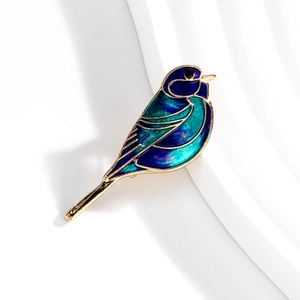 Exquise vogel-emaille broche in blauw en groen verloop met vergulde metalen afwerking
