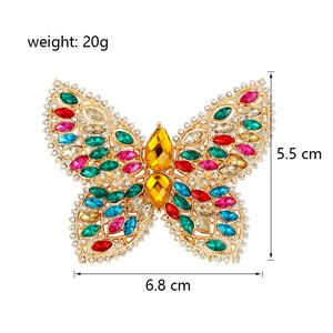Élégante broche papillon en cristal avec strass colorés sur une base en alliage doré