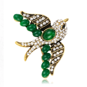 Vintage Gold Alloy Swallow Bird Brooch With Green Rhinestone Inlaid Chinese Style Animal Pin For Women Cheongsam Accessory