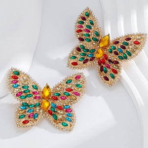 Élégante broche papillon en cristal avec gemmes colorées sur monture dorée pour femme