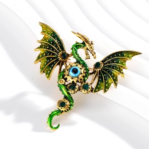 Λεπτομέρεια steampunk καρφίτσας δράκου με πράσινα φτερά, χρυσά γρανάζια και μπλε μάτι