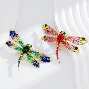 Broche libellule élégante avec ailes en émail coloré et cristaux étincelants pour femme
