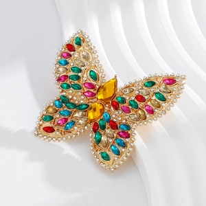 Détail de la broche papillon en cristal avec strass multicolores sur base dorée