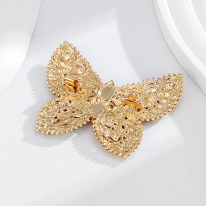 Broche papillon en cristal vue de dos montrant la texture dorée et le fermoir