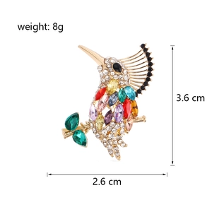 Broche colibri avec cristaux colorés sur branche dorée pour costumes et manteaux