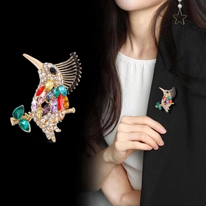 Broche colibri exquise avec cristaux multicolores et alliage doré sur costume noir