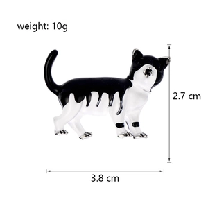 Broche chat en émail noir et blanc à la mode avec dimensions de 2,7 x 3,8 cm