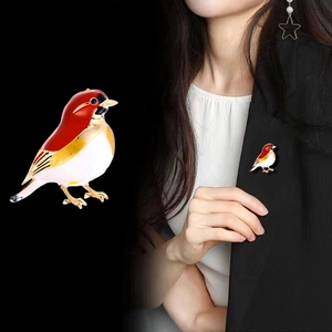 Lebhafte Emaille-Vogelbrosche in Rot und Gold für elegante Bekleidungsaccessoires