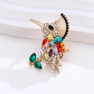 Broche colibri élégante avec cristaux colorés et strass étincelants sur base dorée