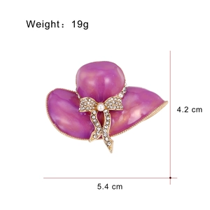 Spilla cappello in smalto viola con fiocco di strass e perla per abbigliamento donna