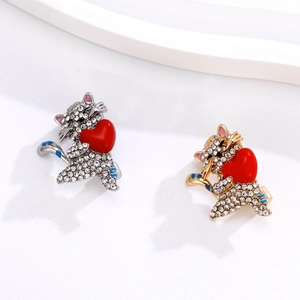 Broches chat mignon avec cœurs rouges en or et argent, incrustées de cristaux