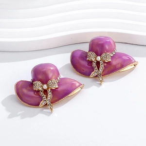 Eleganti spille a forma di cappello di paglia viola placcate oro con perle da donna