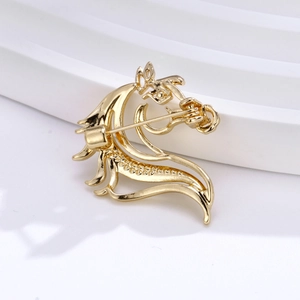 Vintage gold plated horse head brooch with intricate hollow lines and embossed details
