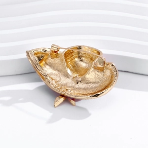 Elegante spilla a fiocco dorata con retro strutturato e chiusura a spilla di sicurezza sicura