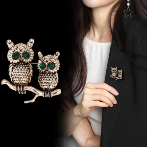 Retro gold alloy owl brooch with green rhinestone eyes on branch for women suit