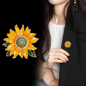 Broche tournesol scintillante avec émail jaune et cristaux verts pour costume femme