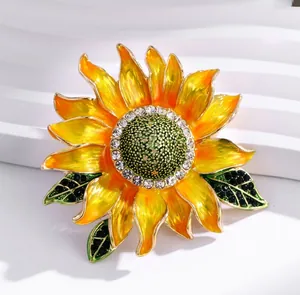 Détail macro d'une broche tournesol avec pétales en émail jaune et cœur en strass brillants