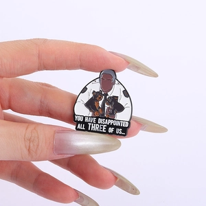 Αστεία καρφίτσα εμαγιέ με τον Captain Holt σκύλους και εμβληματική ατάκα της σειράς
