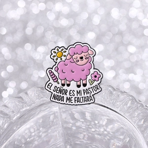 Détail d'un pin's émaillé mouton rose avec le verset biblique espagnol El Señor es mi pastor