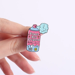 Détail du pin's émaillé en forme de bombe aérosol avec le slogan Fake Ass Friend Repellent