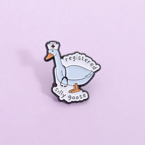 Épingle en émail avec une oie infirmière et l'inscription registered silly goose
