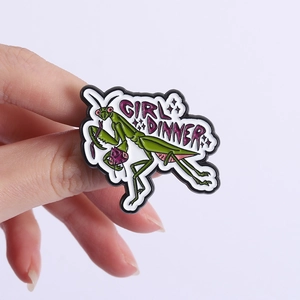 Pin's émaillé mante religieuse verte avec texte Girl Dinner pour vêtements et sacs