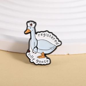Broche créative en émail avec une oie infirmière, stéthoscope et texte Registered Silly Goose