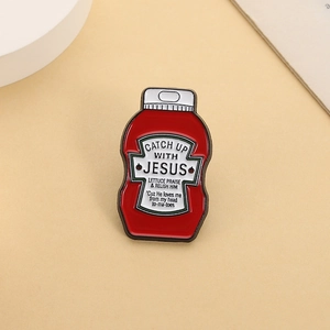 Detail der roten Emaille-Ketchupflaschen-Brosche mit kreativem Slogan auf gelbem Hintergrund