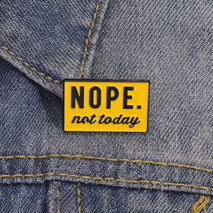 Insigne créatif en émail jaune 'NOPE. not today' style plaque d'immatriculation sur veste