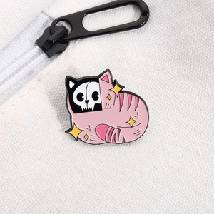 Vue détaillée d'un pin's chat crâne rose fixé sur un sac en toile blanche texturée