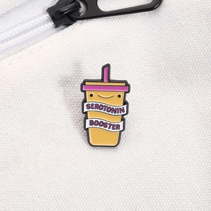 Broche émaillée en forme de thé au lait avec sourire booster de sérotonine sur sac
