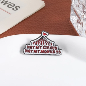 Detail der Metall-Zirkuszelt-Brosche mit der Aufschrift 'Not My Circus Not My Monkeys'