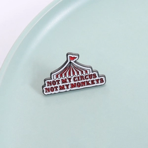 Zirkuszelt Emaille-Anstecknadel mit Not My Circus Not My Monkeys Text auf Metall