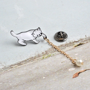 Cartoon Emaille Katzenbrosche in Weiß mit Goldkette und Perlenanhänger für Damen
