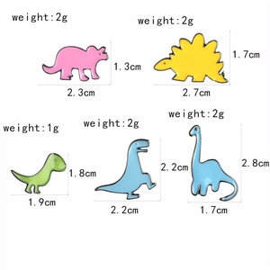 Lot de cinq broches dinosaures colorées en émail avec détails de dimensions et de poids