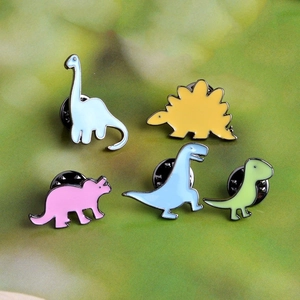 Lot de 5 broches dinosaures colorées en émail incluant triceratops et stegosaurus