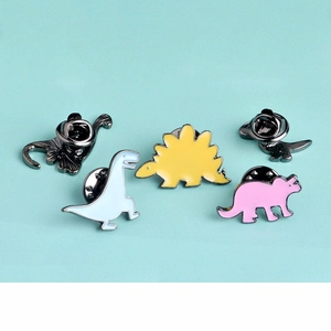 Ensemble de broches dinosaures mignons en émail aux tons pastels avec fermoir papillon