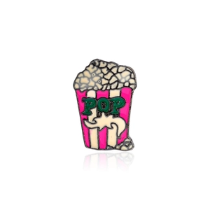 Dettaglio della spilla smaltata a secchiello di popcorn con strisce rosa e scritte POP