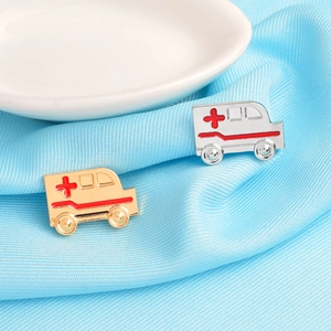 Broches ambulance émaillées or et argent avec croix rouge sur fond en tissu rayé