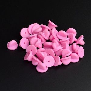 Dettaglio di fermagli per spille in gomma rosa per distintivi su sfondo nero