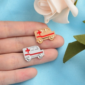 Broche en Émail Ambulance de Dessin Animé Croix Médicale en Alliage de Zinc Thème Hospitalier Accessoires de Revers pour Infirmières Médecins