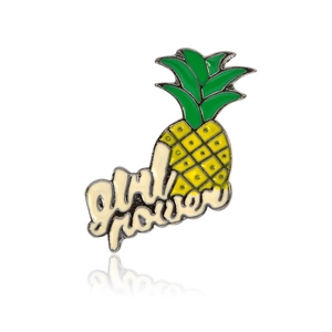 Spilla in smalto a forma di ananas con slogan girl power dai colori giallo e verde vivaci