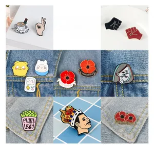 Détail d'une collection colorée de pin's en émail avec divers motifs de dessins animés