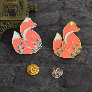 Détail de broches en émail en forme de renard coloré avec finition en alliage