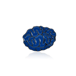 Dettaglio della spilla in smalto a forma di cervello con riempimento blu e bordi neri