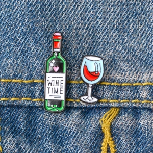 Spilla Smaltata a Forma di Bottiglia di Vino Wine Time Calice da Vino Rosso Distintivo in Lega per Zaino Giacca di Jeans Uomo Donna